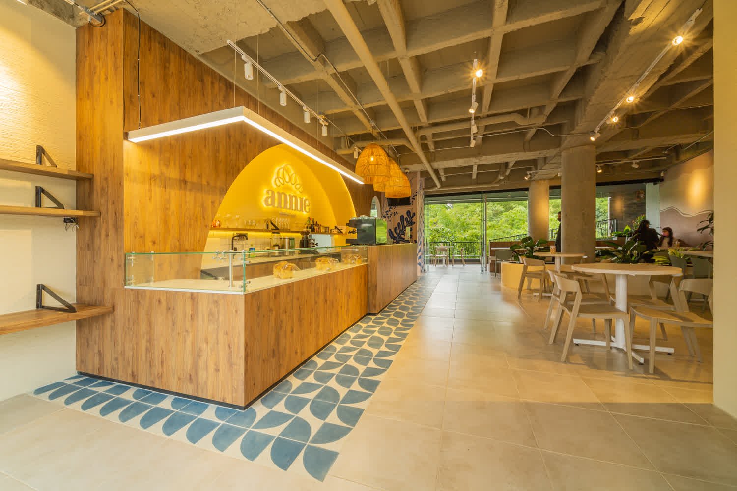 Salón con mesas y la terraza al fondo