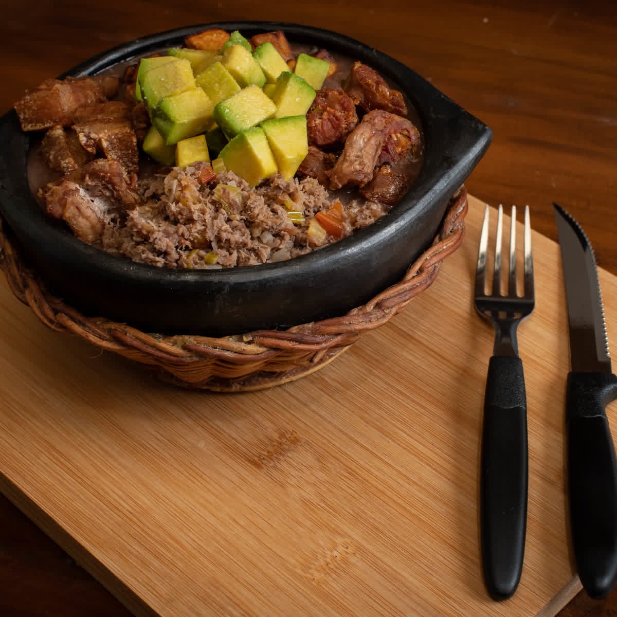 Frijolada en perspectiva, con tabla y cubiertos