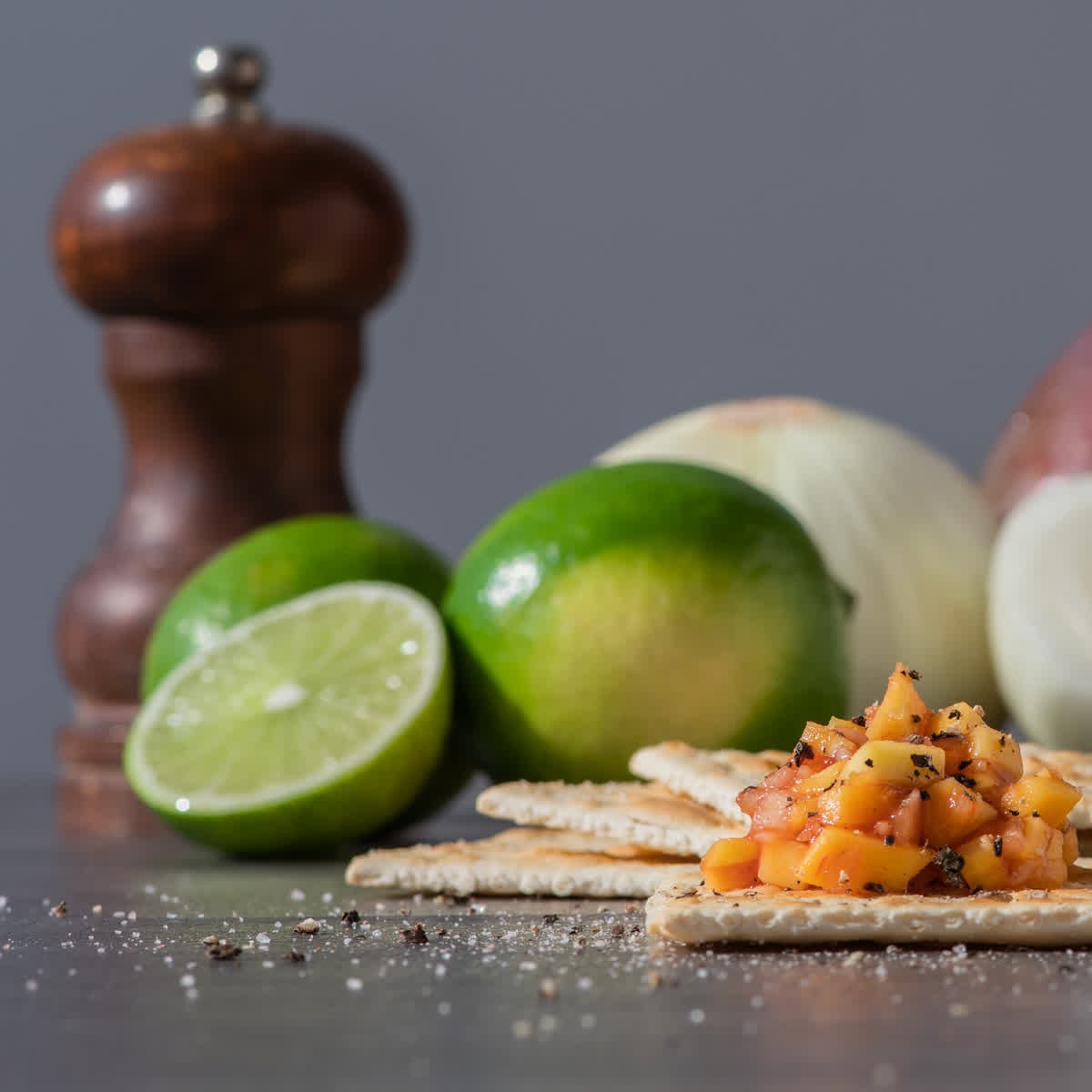 Bodegón de galleta con salsa de mango, limones y cebolla