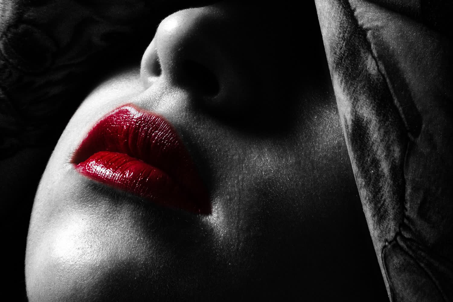 Primer plano de los labios, monocromo con el rojo como único color